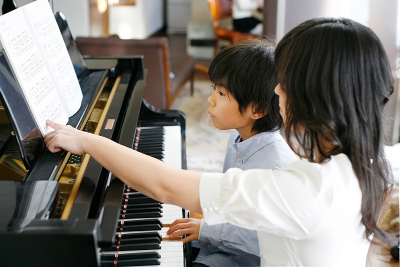 「歌うピアノ」とも呼ばれるピアノを使ったレッスンが人気